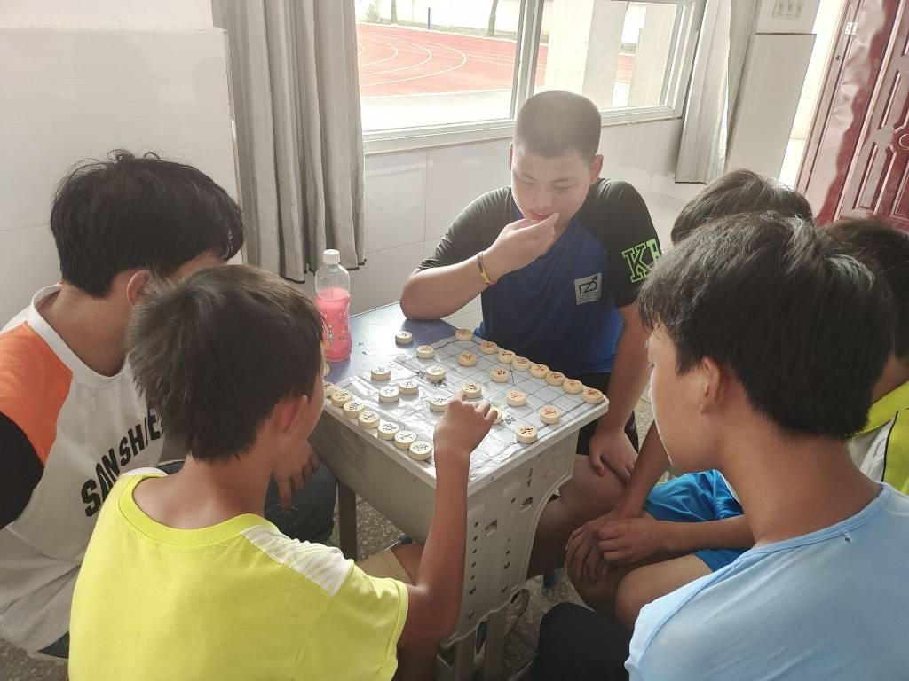 01 图为棋艺课上学生们专注的下棋。湖北汽车工业学院供图