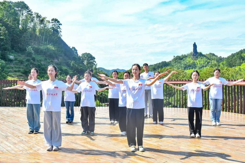 图为实践团在崀山将军石表演《浪漫崀山行》，为崀山景区拍摄宣传片。