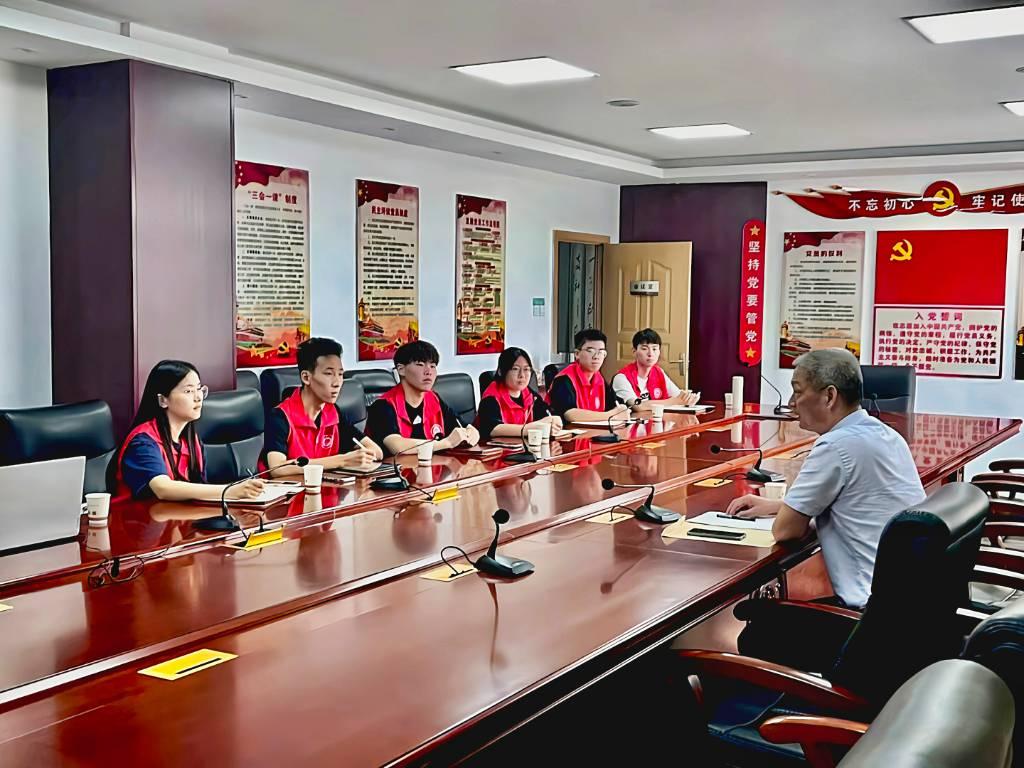 图为张建同志向青年寄语。大学生网报通讯员 朱雨 摄 新时代中国青年要继续发扬精神，以实现中华民族伟大复兴为己任，不辜负党的期望、人民期待、重托，不辜负我们这个伟大时代。