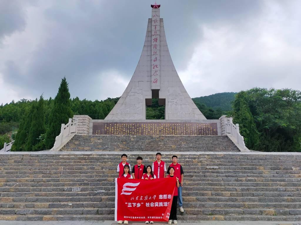 图为实践队员们在纪念碑下合影。大学生网报通讯员 姚吉恒 摄 一寸山河一寸血，一抔热土一抔魂。为传承红色基因，赓续红色血脉，学习革命先烈的红色精神，2023年7月21日山东建筑大学热能工程学院“踏百年红色精神荣光路，讲百篇红色故事传基因”实践团队来到了枣庄市山亭区八路军抱犊崮抗日纪念园。纪念园在充分突出其抗战文化的同时，又有机地融入石碾、石磨等石器和粮囤、鏊子、农耕用品等鲁南民俗文化元素，达到了既展示抗战历史，又展现民俗文化的效果。通过此次抱犊崮抗日纪念园之行，团队成员也深刻领悟到了枣庄市山亭区人民的光荣革命历史，抗日文化以及抱犊崮抗日革命根据地的历史场景。