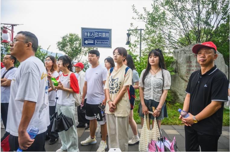 图为实践队员跟随东岳庙村党员一起认真听讲。