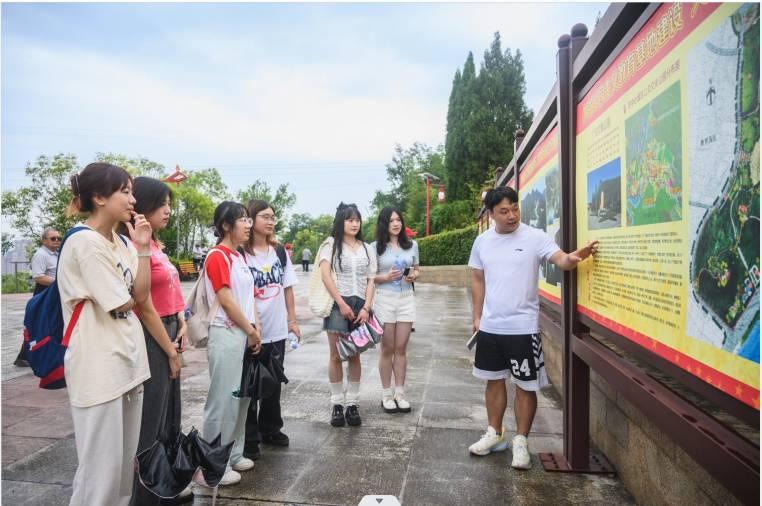 图为实践队员在红星公园介绍栏前认真参观学习。