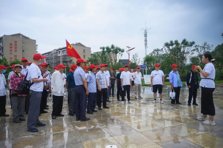 图为实践队员们和党员们到达广元市红星公园，并听红星公园讲解员讲解有关红星公园的背景故事。