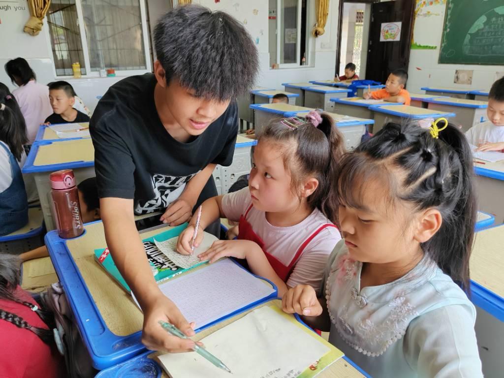 陪伴可以促进儿童的学习和发展。父母或其他成年人的陪伴可以提供儿童学习的指导和激励，帮助他们掌握新的知识和技能。 通讯员 冉欣 摄