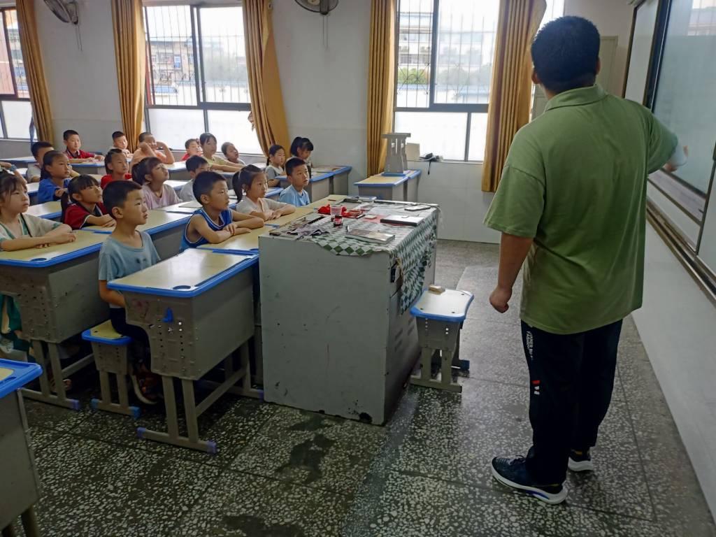 在老师的带领下，孩子们循序渐进走进诗人的内心世界，了解国破山河在城春草木深的悲怆，走进安得广厦千万间，大庇天下寒士俱欢颜的大义。 通讯员 冉欣 摄