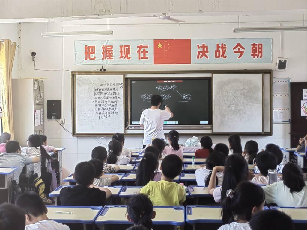 图为志愿者为同学们讲解习题。