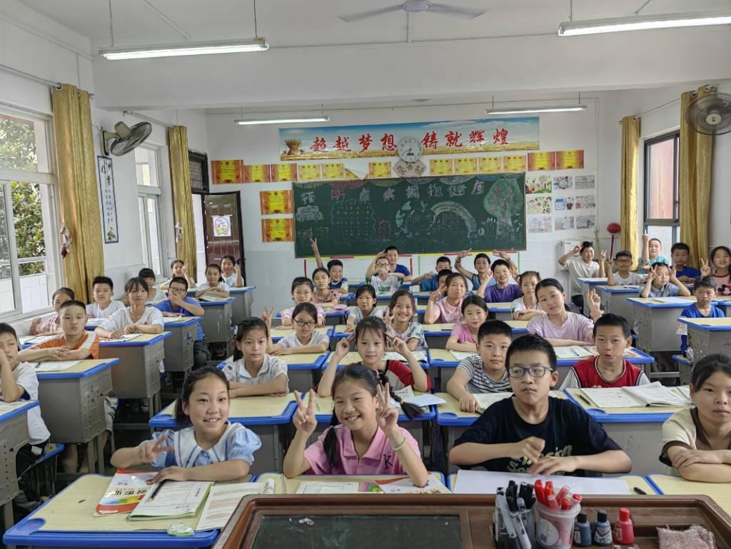 图为同学们第一天的合影。