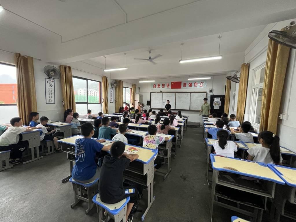 图为同学们进行自我介绍。