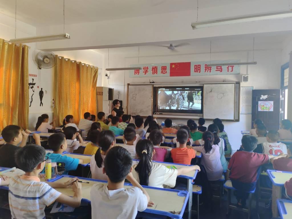 图为同学们进行影视鉴赏。