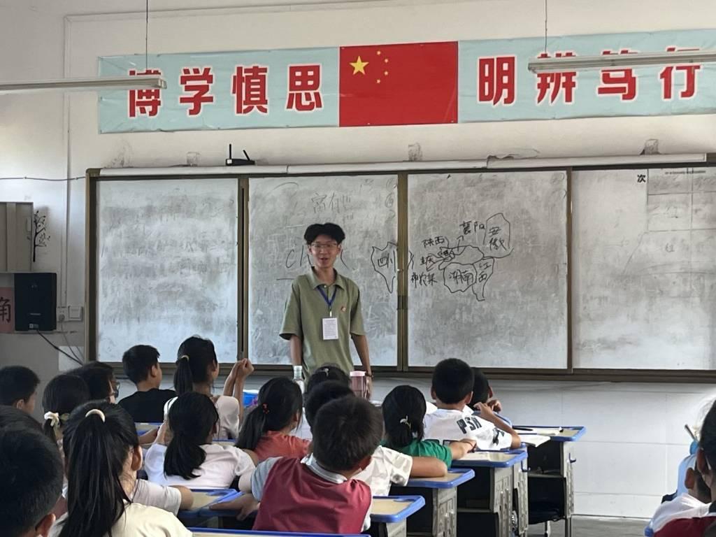 图为志愿者为同学们介绍中国省份地理分布。