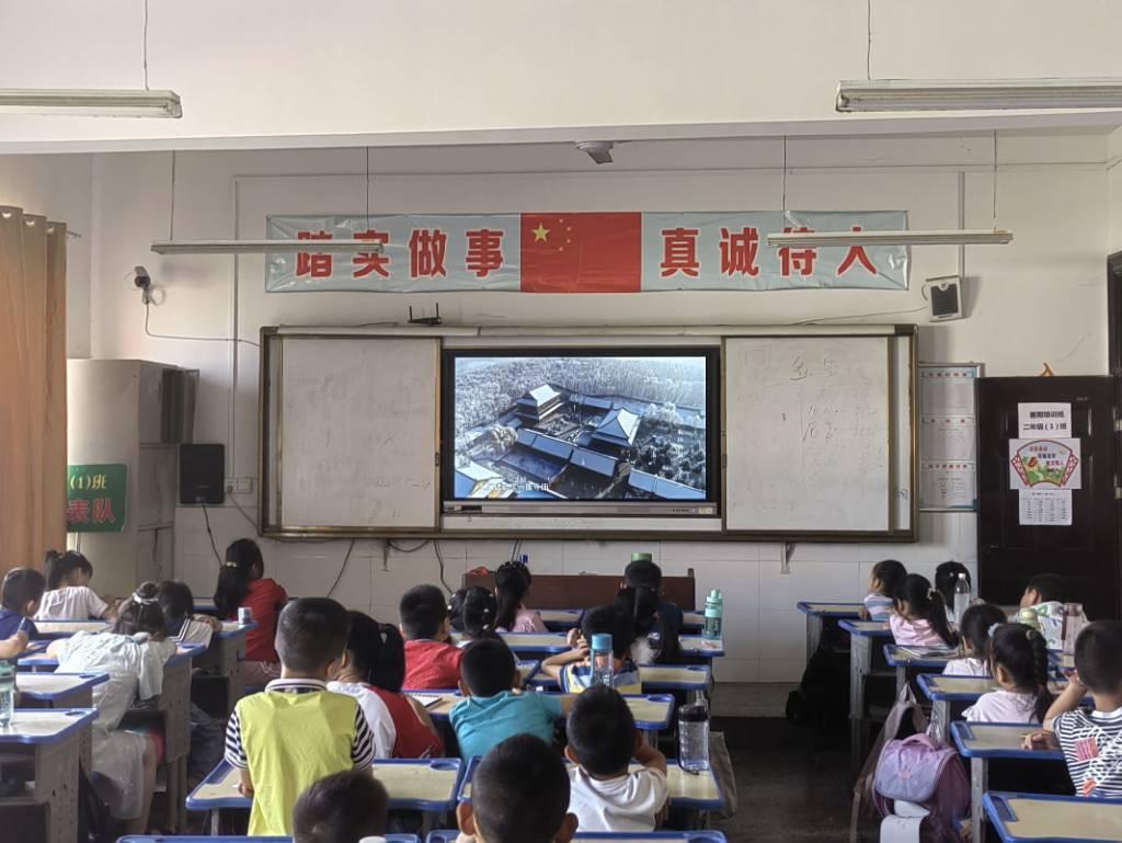 图为同学们共同观赏中国地理特景。观看中国地理特景可以拓宽孩子们的视野和思维。他们可以看到中国的不同地域、不同民族和文化的差异，了解到中国的多元化。这将促进他们的跨文化交流和理解能力的发展，培养他们的开放心态和包容性。让孩子们观看中国地理特景对于他们的意义是多方面的，可以增强他们的国家认同感，拓宽视野和思维，学习地理知识和科学原理，培养好奇心和探索欲望。这将对他们的个人成长和国家未来的发展都具有积极的影响。