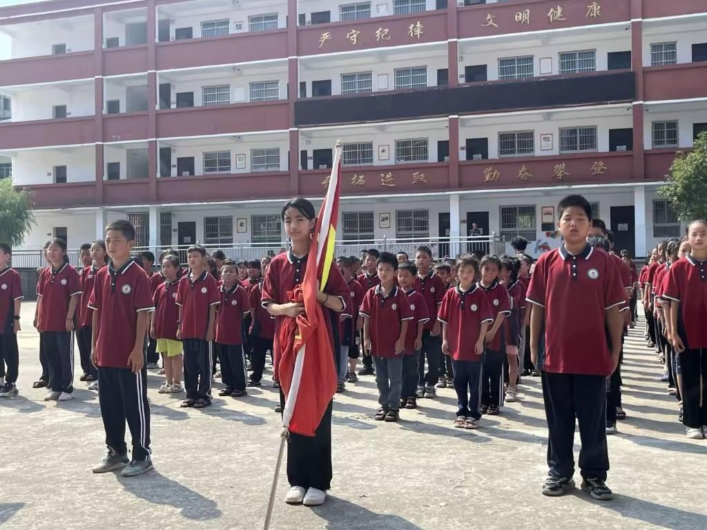 图为开幕式升旗仪式。 李肃阳 摄 运动会在当地的小学举行，吸引了许多孩子们的热烈参与。志愿者们为这次运动会准备了多个精彩的项目，包括投沙包，短跑，接力赛，乒乓球，袋鼠跳等。每个项目都让孩子们兴奋不已，他们积极参与，发扬着团结合作与体育精神。