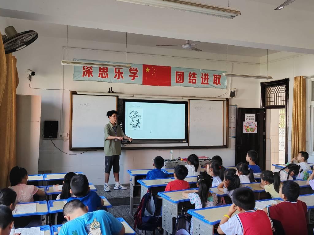 图为四班开班仪式（四年级）。李肃阳 摄 湖北汽车工业学院汽车工程学院小火柴星火燎援志愿队于7月2日来到湖北省十堰市郧阳区南化小学进行小学支教。