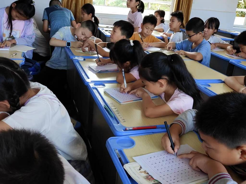 图为书法课（李肃阳 摄） 教导孩子们从小学开始练字，即可磨练孩子们的耐心，亦可让孩子们感受书法中的妙处。