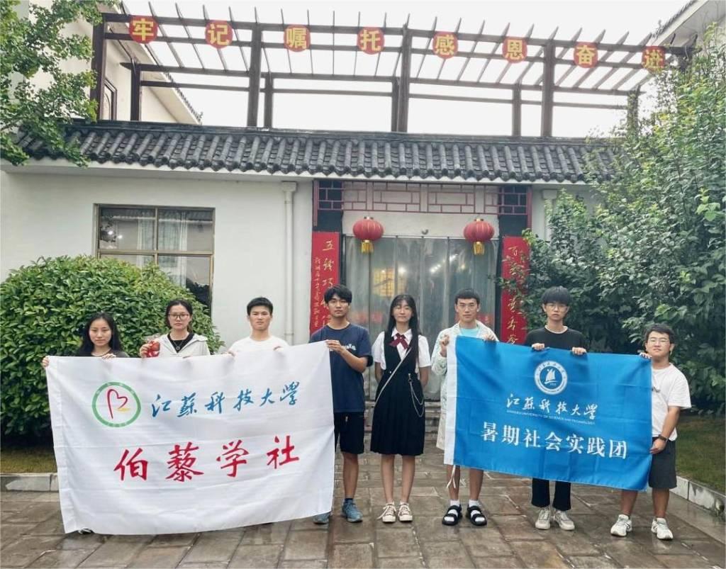 图为香馥非遗调研队队员和当地村民合影。通讯员姚兰供图