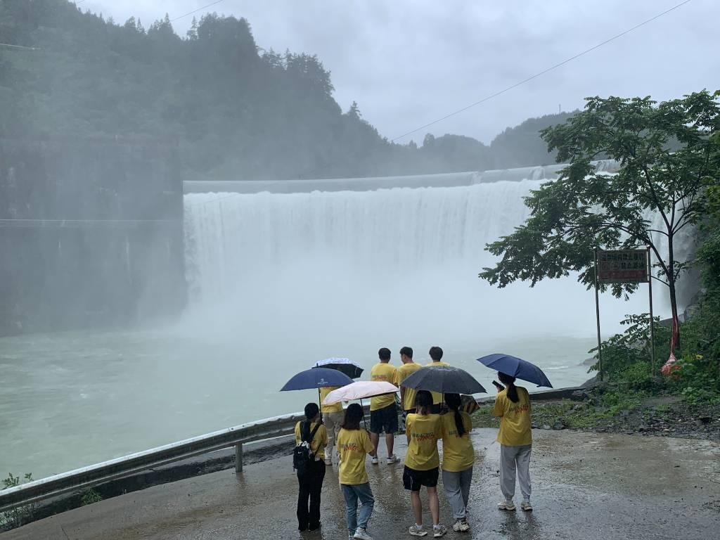 为进一步了解马武当地的水利条件，团队成员来到了为马武镇香溪村调研老鸹石大坝。