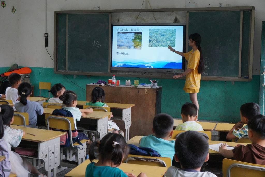 图为团队成员施昕格在安全教育课上为同学们指出安全隐患。