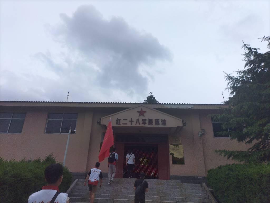 本图为蚌埠学院学子一起参观红二十八军纪念馆，红二十八军纪念馆位于大别山腹地，山路蜿蜒坎坷，但是学子们的心却激动无比。到达地点后，学子们怀着崇敬的心情进入了纪念馆。他们近距离的接触红二十八军的英勇事迹，他们对红二十八军充满了敬畏之情，更想要通过这次的参观，深入的了解红二十八军的英勇事迹，了解红二十八军和大别山人民深深的感情。