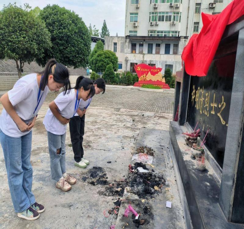 图为队员在许明清烈士之墓前向革命烈士鞠躬默哀。曾欣宇 摄