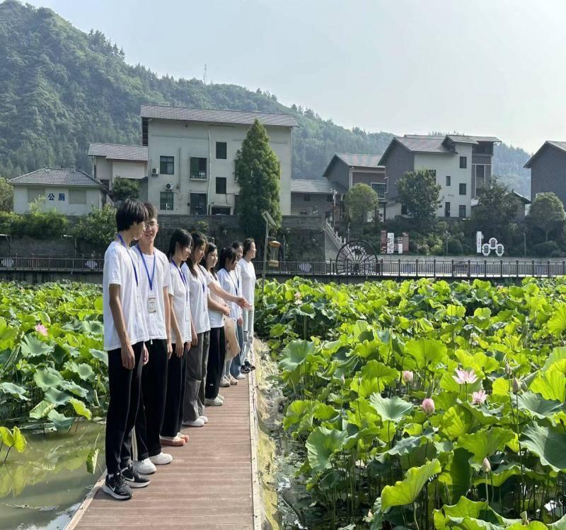 01图为实践队员观看荷花塘湖北汽车工业学院提供