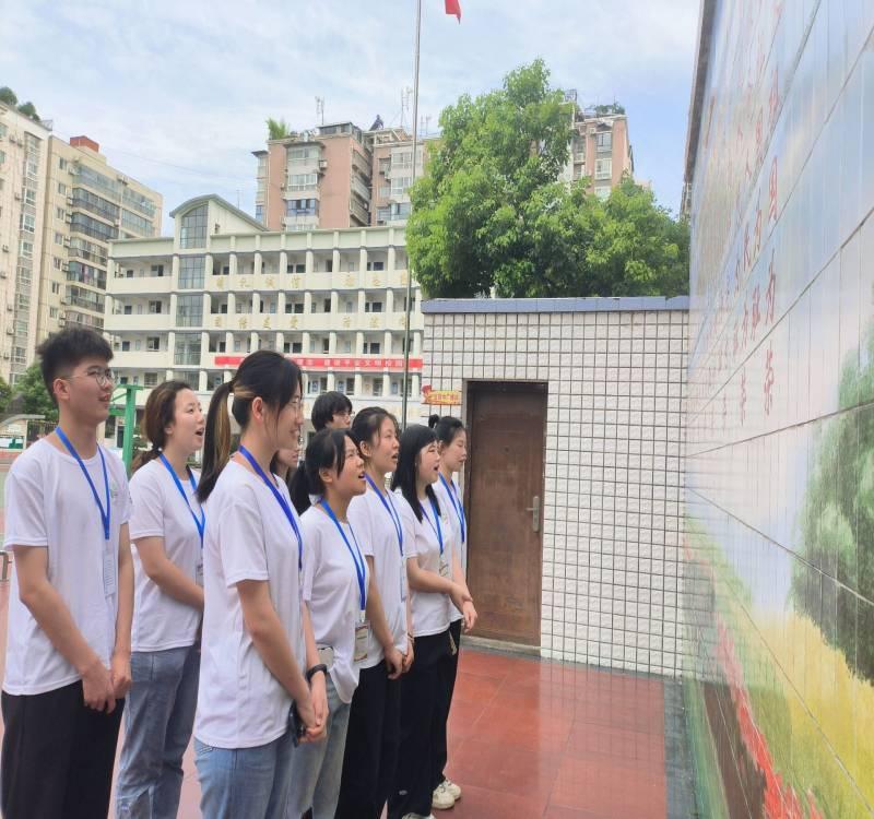 图为队员在张振武小学学习八耻八荣。曾欣宇 摄