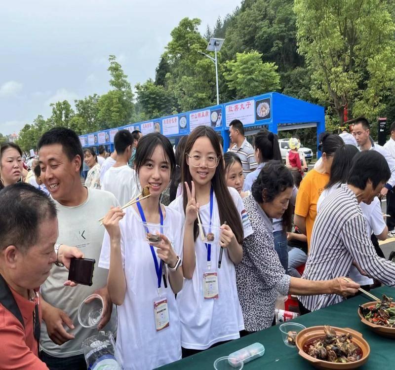 图为实践队员参加当地的美食节活动。中国青年网通讯员 黄欣宇 摄