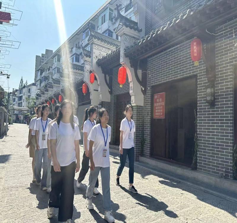 图为实践队员参观放马坪古巷。湖北汽车工业学院供图