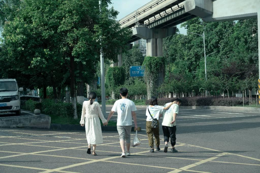 作品名为《牵手》，街道上来来往往的人们都非常开心，身边有陪伴的人，过着幸福的快乐的生活。