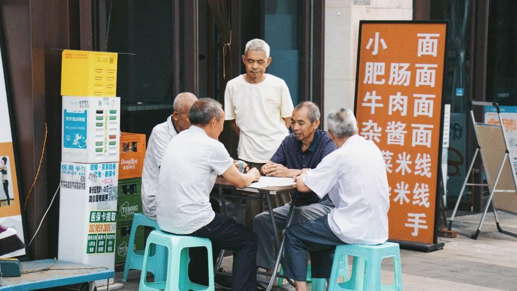 作品名为《打牌》，村民们在工作之余，还能邻居村民约着放松身心，打打牌，交流交流生活，促进彼此之间的感情。