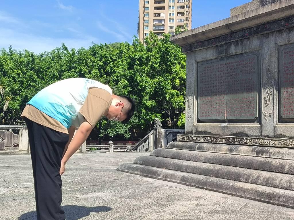 图为实践队员在纪念碑前鞠躬致敬。 福建医科大学陈仙基提供