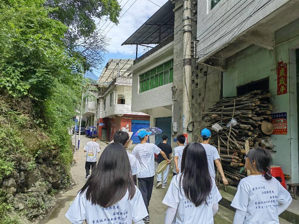 实践团队跟随当地负责人实地考察绘画基地。周建丽摄