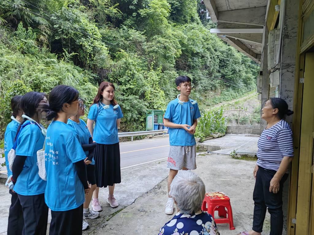 实践团在休息时间里开展独居老人走访慰问活动，由何胜琪老师和当地居民带领实践团的志愿者们走进独居老人家，与老人亲切唠家常，促膝谈心，询问老人家的身体状况和生活状况，鼓励老人多锻炼、多活动。同时，叮嘱老人生活中如果遇到什么困难可以及时联系志愿者帮忙。老人家非常开心，不停地表达着感谢。此次活动，进一步加深了志愿者与老人们的情感交流，此次的慰问活动表达了实践团传递温暖、奉献爱心的决心，同时也拉近了实践团与当地村民的距离。周建丽摄