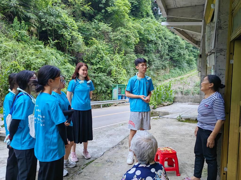 7月8日晚，实践团志愿者们在休息时间里开展了独居老人走访慰问活动。他们与老人亲切交流，询问身体和生活状况，并鼓励老人多锻炼、多活动。志愿者还叮嘱老人遇到困难可以联系他们帮忙。此次活动加深了志愿者与老人的情感交流，表达了实践团传递温暖、奉献爱心的决心，同时也拉近了实践团与当地村民的距离。