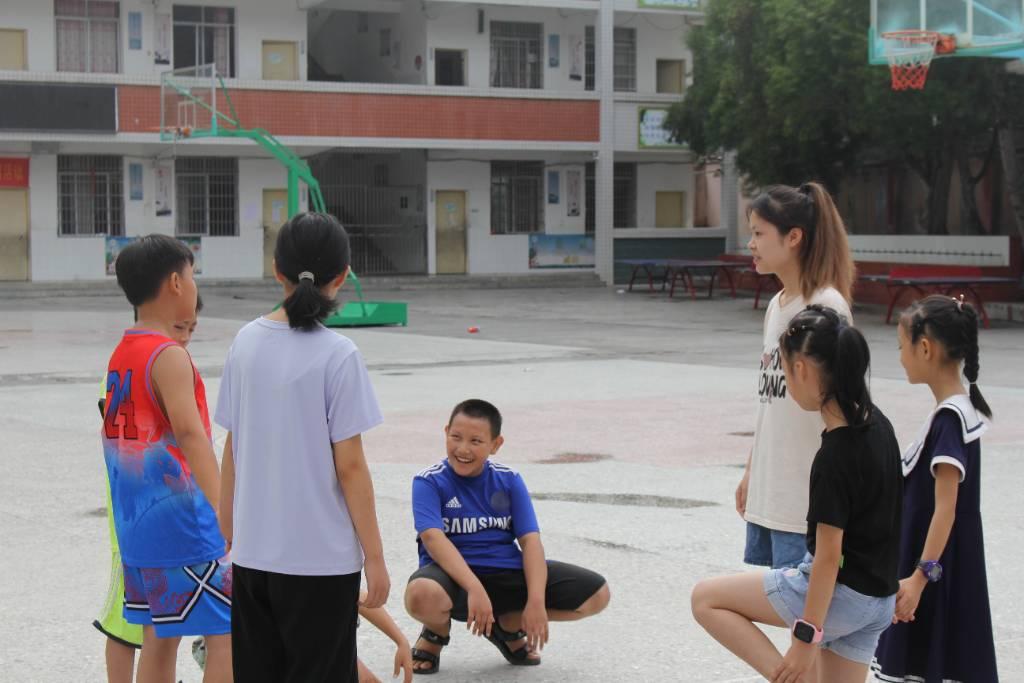 我们组织不同年级一起上课，学生之间有的也不熟悉，为了让师生彼此了解，开展了一次见面课。图为见面课在进行游戏环节，自我介绍，相互了解。 通讯员 李雅琪 摄