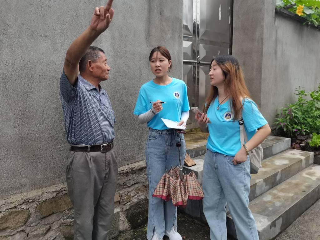 图为团队成员在歙县雄村乡雄村采访当地住户。安徽师范大学历史学院赴歙县古民居调研团队 供图