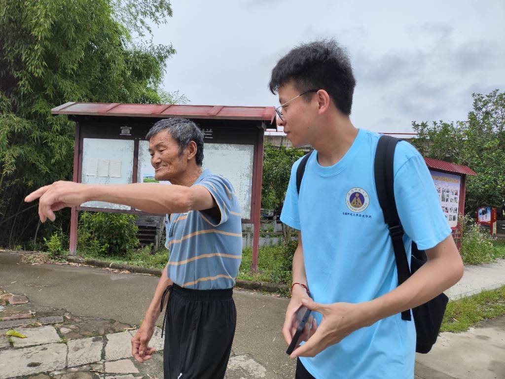 图为团队成员在歙县雄村乡雄村采访当地住户。安徽师范大学历史学院赴歙县古民居调研团队 供图