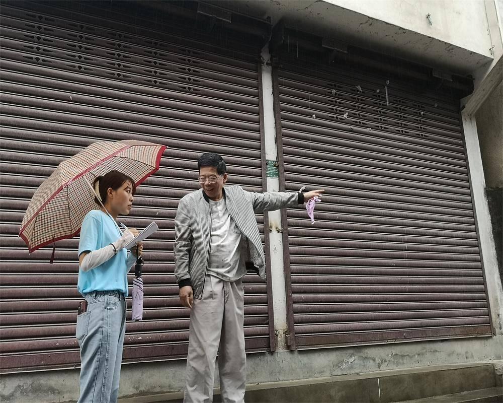 图为团队成员在歙县徽州古城新南街采访当地住户。安徽师范大学历史学院赴歙县古民居调研团队 供图