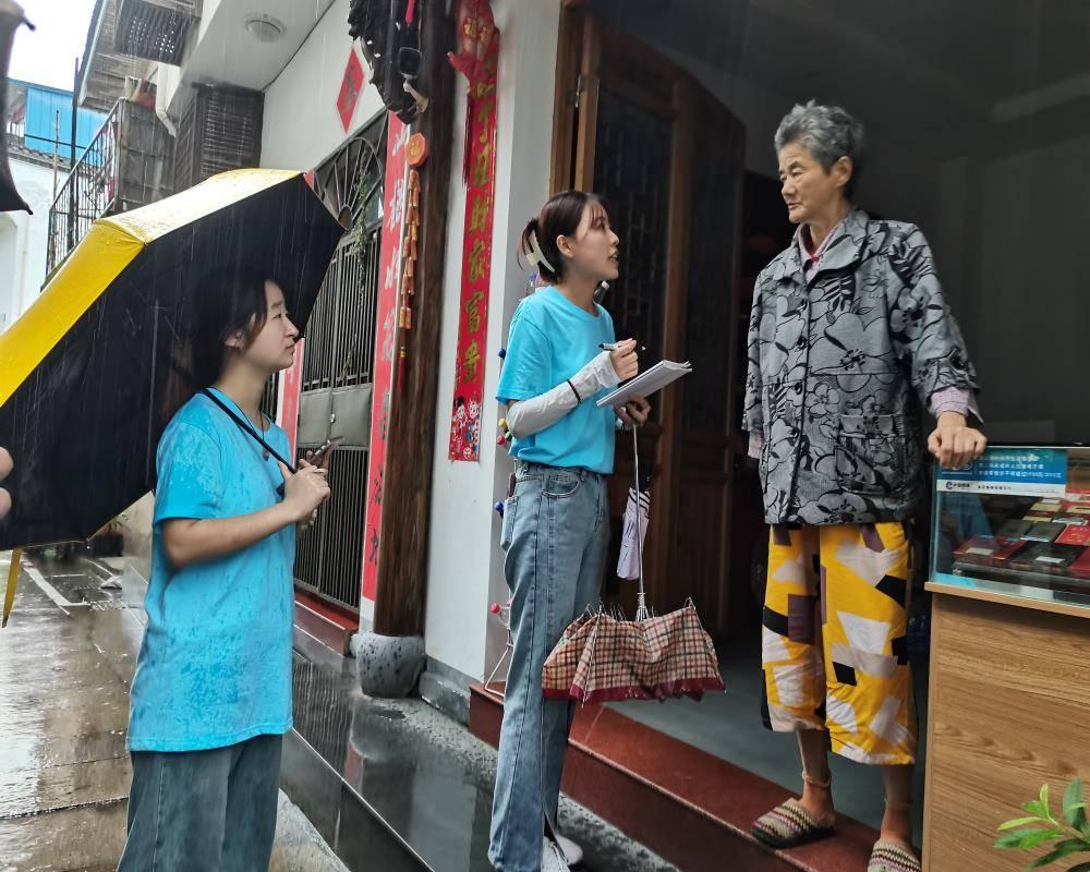 图为团队成员在歙县徽州古城新南街采访当地住户。安徽师范大学历史学院赴歙县古民居调研团队 供图