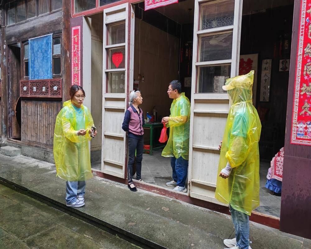 图为团队成员在歙县徽州古城斗山街采访当地住户。安徽师范大学历史学院赴歙县古民居调研团队 供图