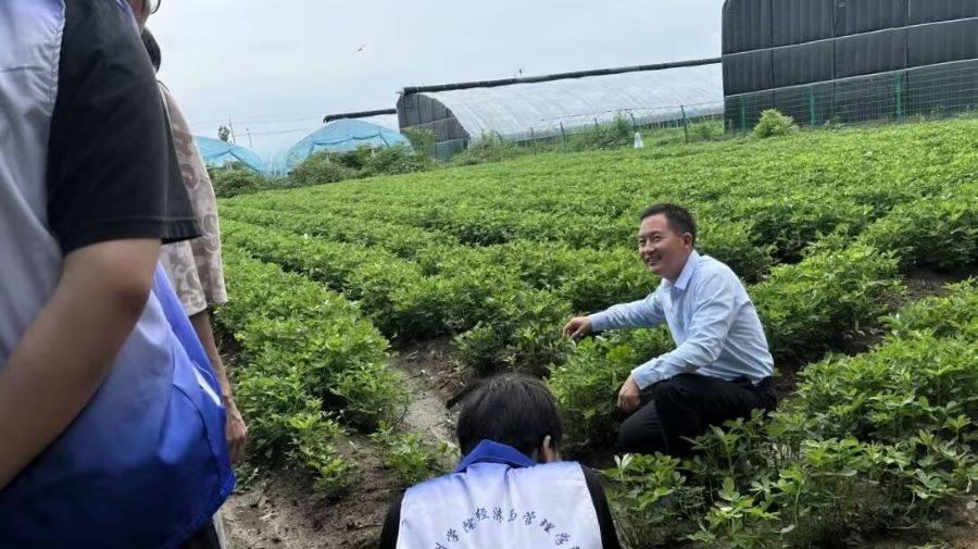 图为赵坤先生为队员讲解蚯蚓植物立体生态种植养殖模式 蚯蚓喜阴怕光，葡萄喜阳。蚯蚓可疏松土壤，产出有机肥，葡萄需要充足的肥料来生长，两者互为补充，不仅提高了各自的产量和质量，而且大大提高了亩产效益。 经过采访团队成员得知赵坤在创业之初，由于农业种植周期时间长，产业营销模式单一等原因，合作社遇到过不少困难。为了增强未来合作社农业生产抗风险能力，赵坤在村委会等帮助下，在原有葡萄蚯蚓立体种植养殖的基础上，利用自身自产蚯蚓粪的资源优势，发展有机果蔬、家禽养殖和观光休闲农业种植，采取了多样化经营模式。