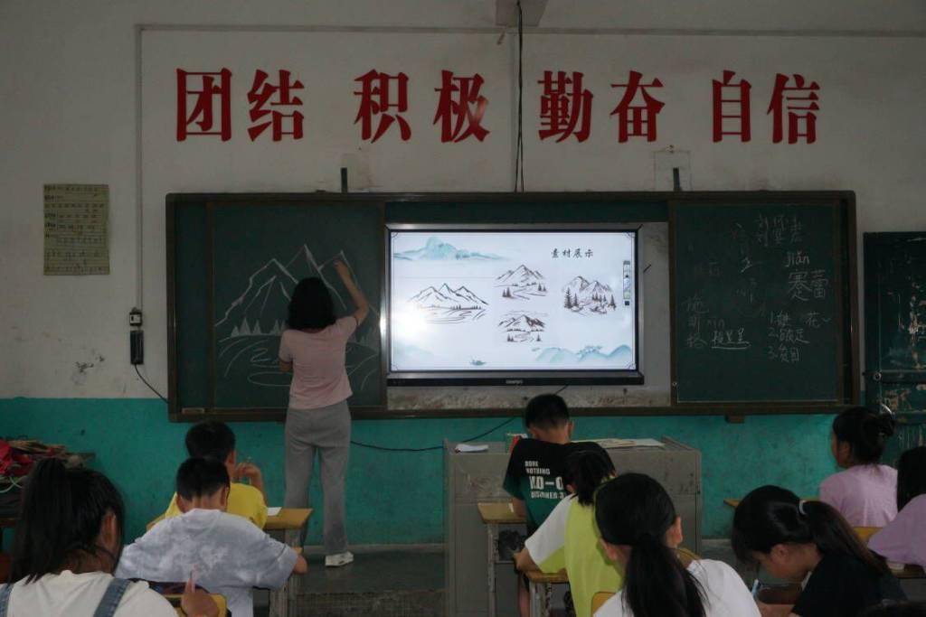 图为教师在绘画课上的板书，教师用生动形象的板书为学生讲解这一节绘画课，更有助与学生理解