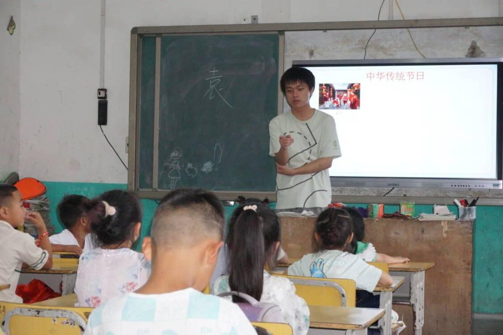 图为教师为同学们讲解中国的传统文化，近年来传统文化在人们的意识中逐渐淡薄，通过为学生普及传统文化知识，相信一定可以取得不错的效果