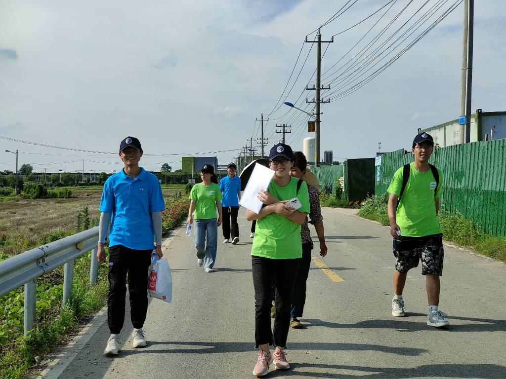 图为实践团成员正在去村庄调研的途中。大学生云报 通讯员 许莹莹