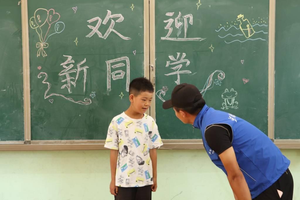 图为实践队员对新同学的到来表示欢迎，鼓励新同学积极适应校园，关注转学生的情绪。大学生网报通讯员崔爽彤提供。﻿