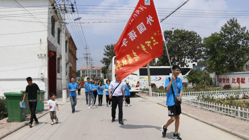 图为实践队员们圆满完成此次活动，整齐地离开，每个人都非常开心。大学生网报通讯员崔爽彤提供。