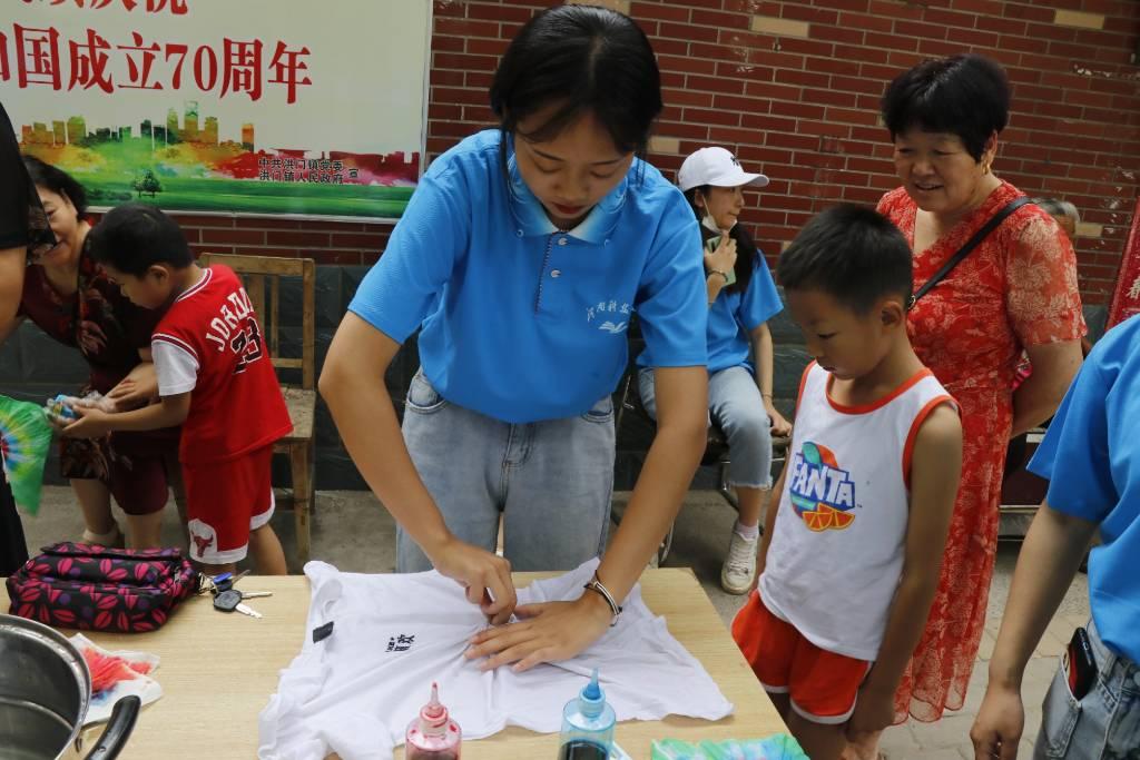 ﻿图为实践队员讲解如何扎染衣服，提高他们的动手能力。大学生网报通讯员崔爽彤提供﻿。