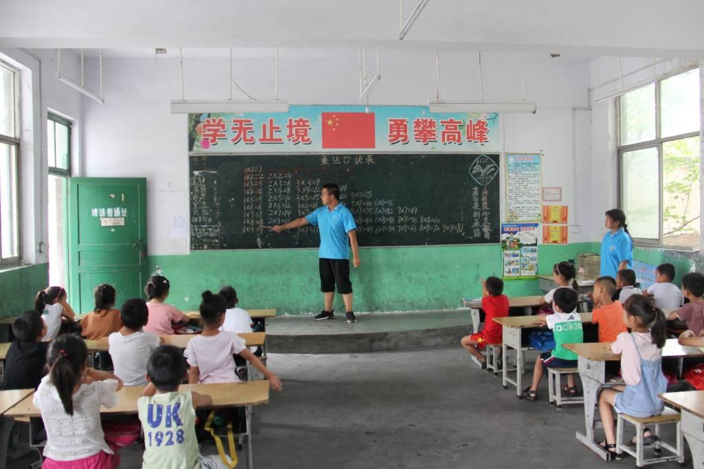 ﻿图为实践队员在乡村课堂上授课，讲了数学口诀表，让乡村的孩子更能找到不同的方式去学习数学。大学生网报通讯员崔爽彤提供。