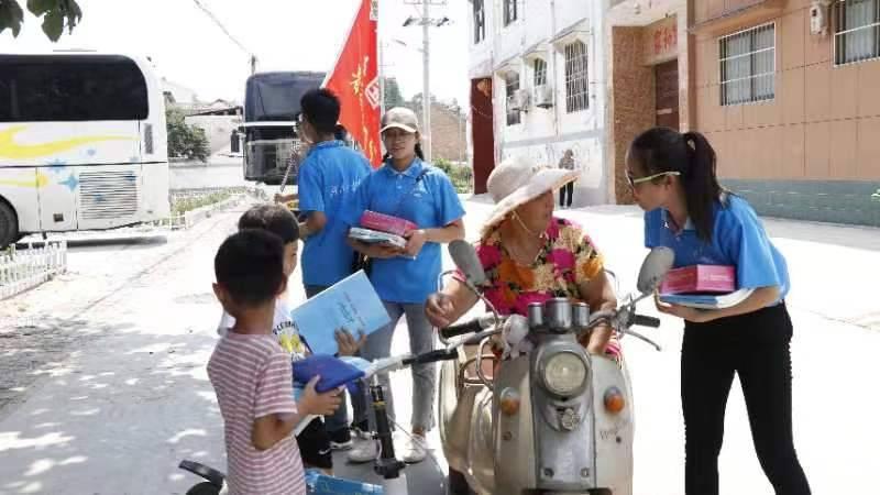 图为实践队员们向老一辈宣传乡村教育的意义，有助于提高乡村教育水平。中国青年网通讯员张蕊 摄