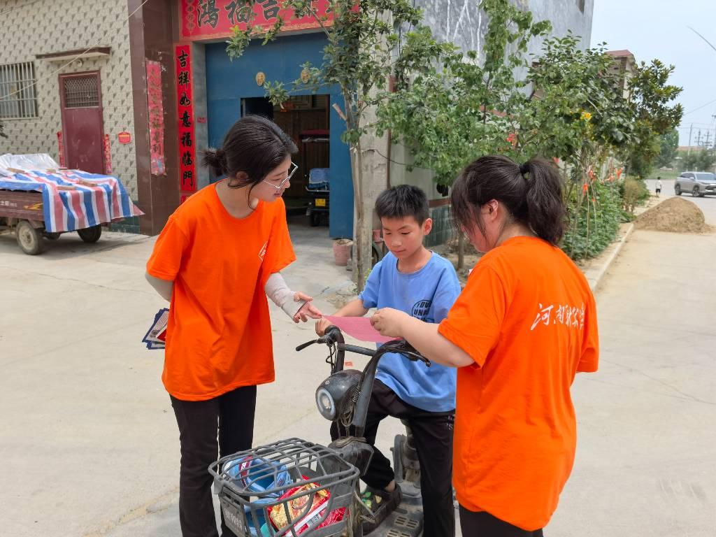 图为实践队员在和小朋友宣传禁毒防艾的重要性与毒品的危害。中国青年网通讯员 袁淑慧 供图