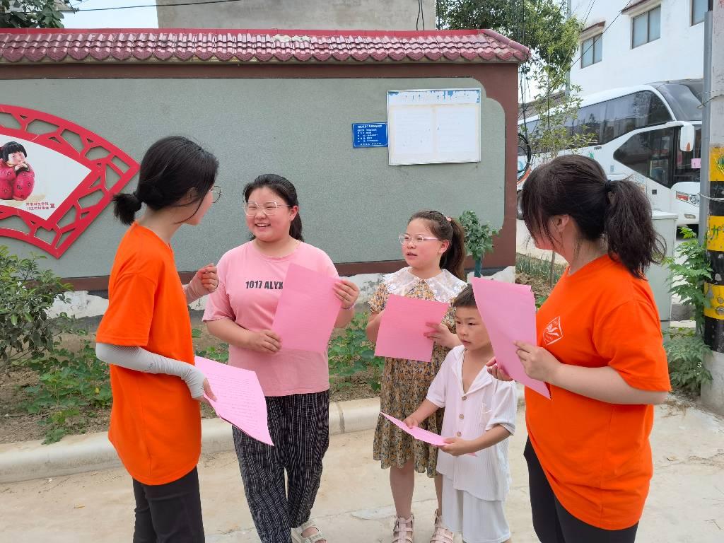 ﻿﻿图为实践队员为漯河市乡镇地区的小孩子们发放新时代理论内容的宣传单。中国青年网通讯员 李静怡 供图